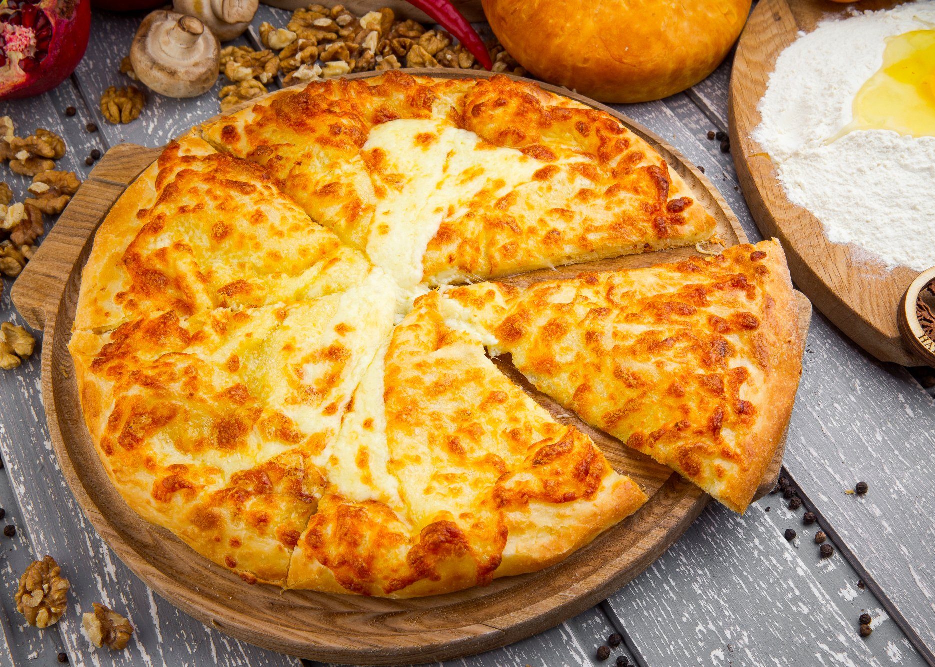 Za pouhých 10 minut budete mít na stole voňavé, šťavnaté a jemné chačapuri se sýrem: recept pro líné hospodyňky