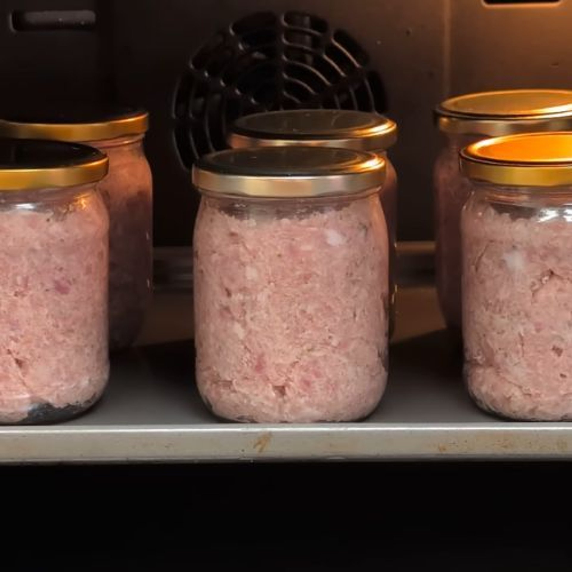 Vezměte mleté maso a rozložte ho do sklenic. Někdo by měl dostat cenu za tento recept.