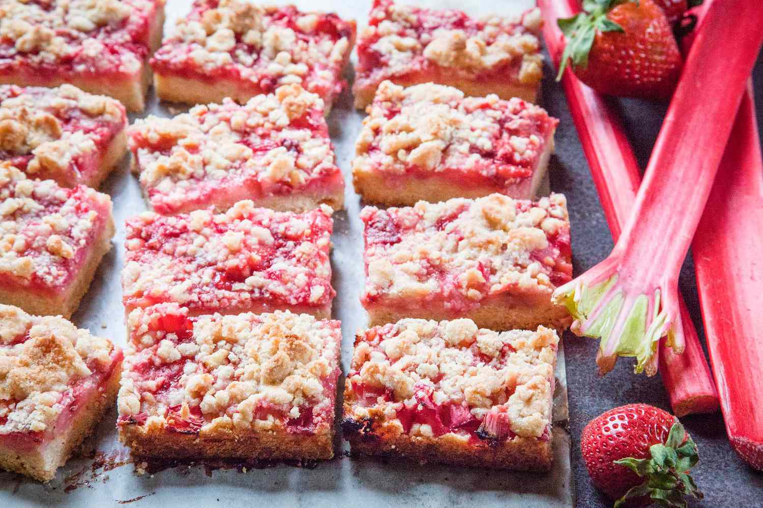 Co dělat s rebarborou? Jednoduchý recept na dort, který se vždy podaří, a nápady, jak rebarboru využít v kuchyni.