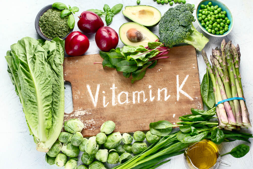Pět vitamínů, které pomáhají předcházet osteoporóze
