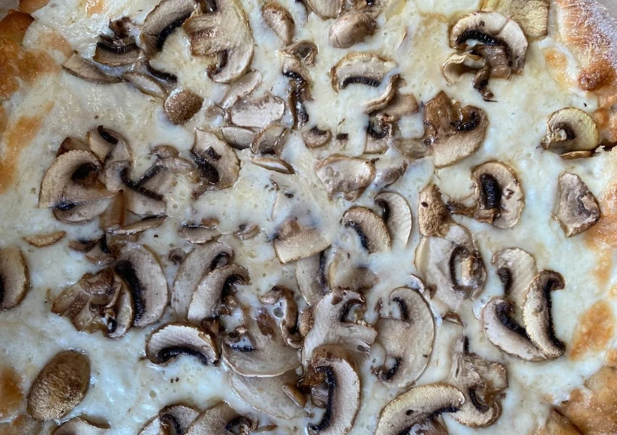 Pizza s bílou omáčkou a žampiony: vůně italské kuchyně u vás doma.