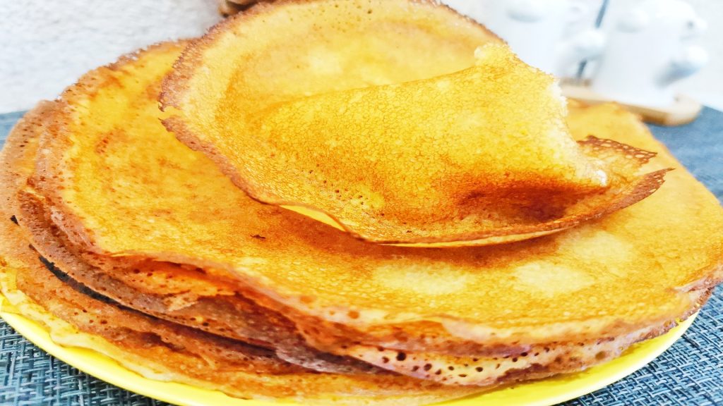 Jednoduchý recept na palačinky bez mouky s vysokým obsahem bílkovin, který obsahuje pouze dvě ingredience