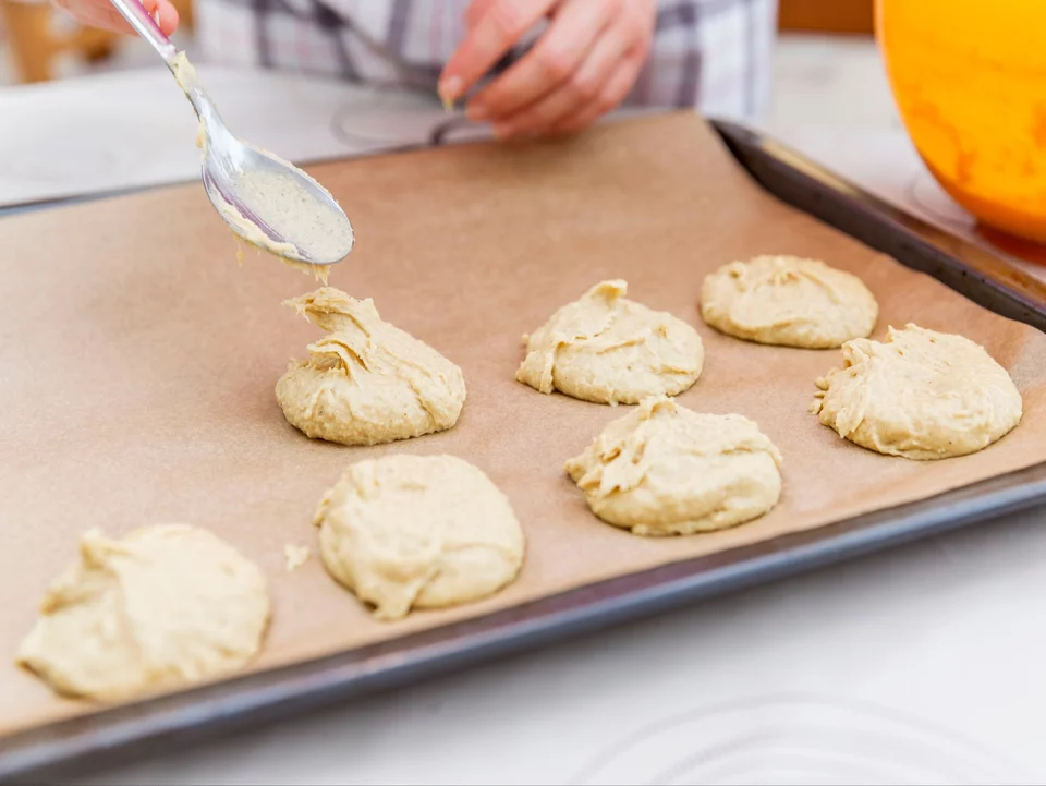 Smíchám lžičkou zdravé ingredience. Rychle připravím sušenky, které má ráda celá moje rodina.