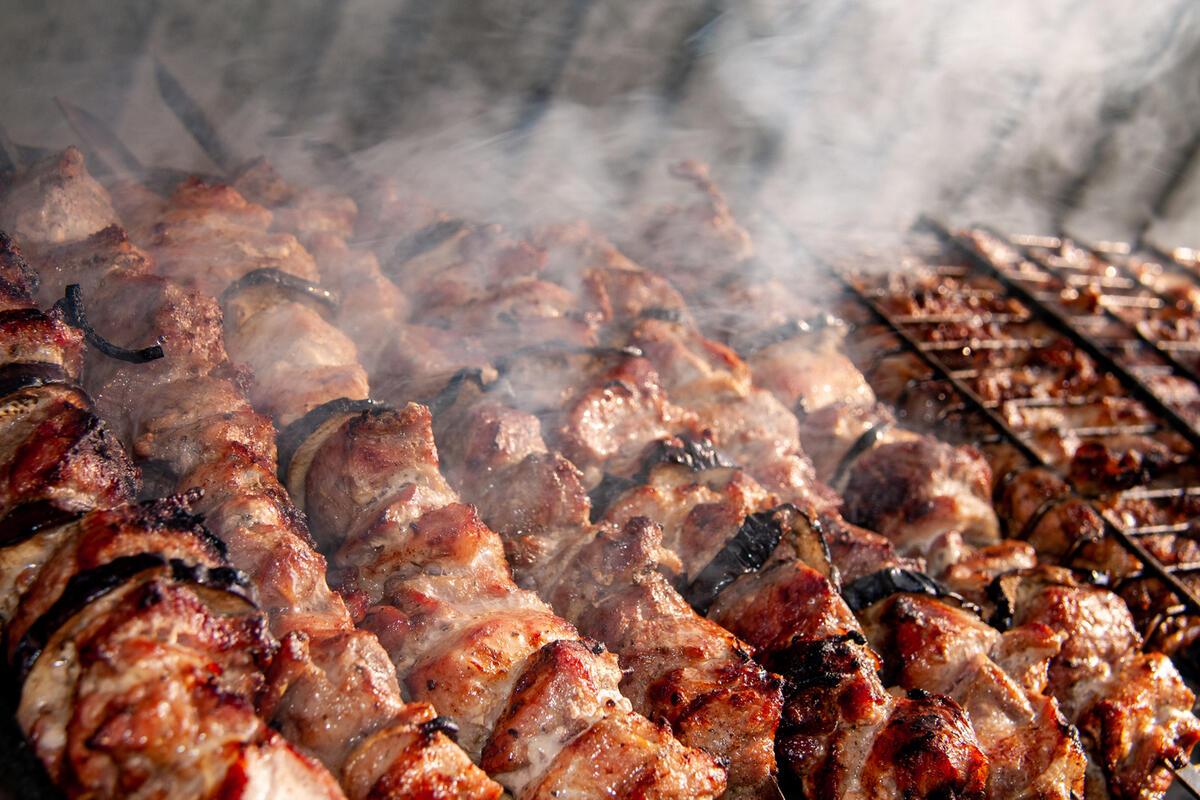 Fantastické jídlo na gril. Recept na šťavnaté špízy z vepřové krkovičky