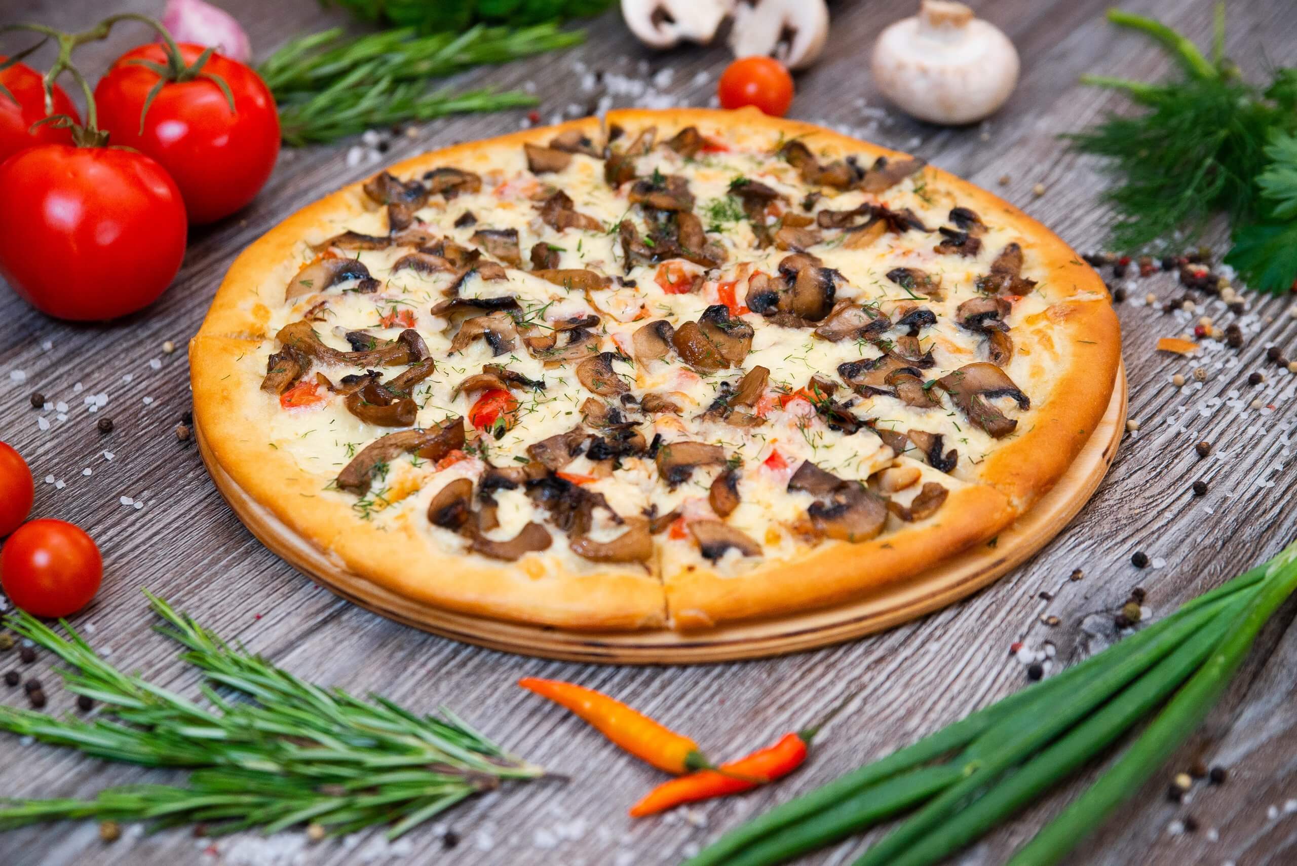 Pizza s bílou omáčkou a žampiony: vůně italské kuchyně u vás doma.