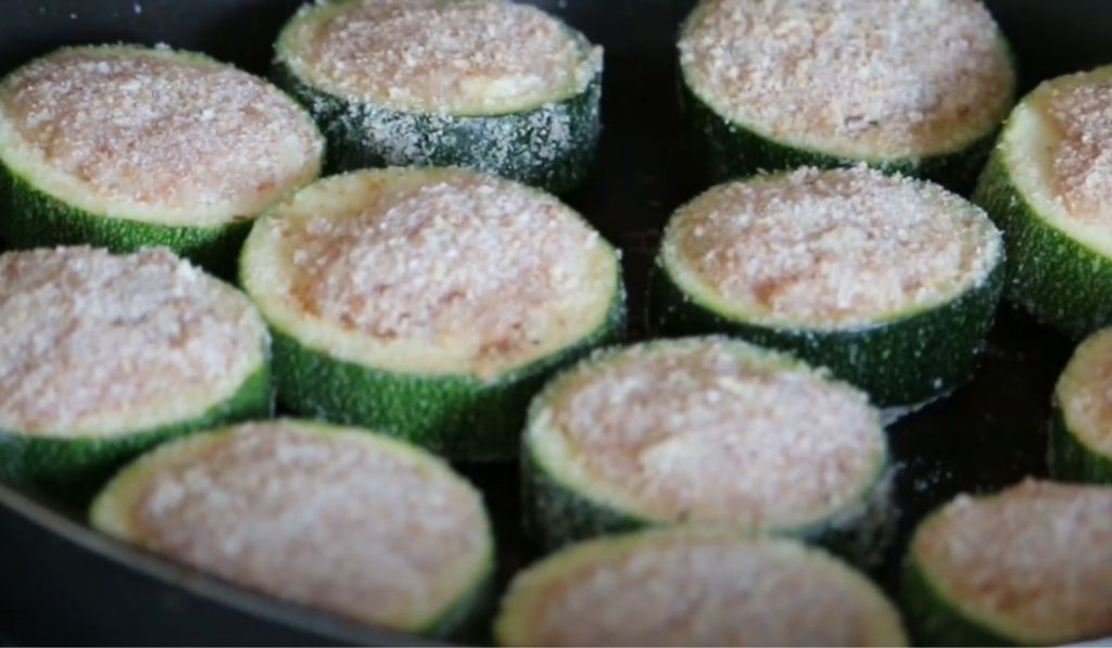 Nakrájím cuketu na plátky a osmažím je s touto náplní. Celá rodina se na tento recept těší.