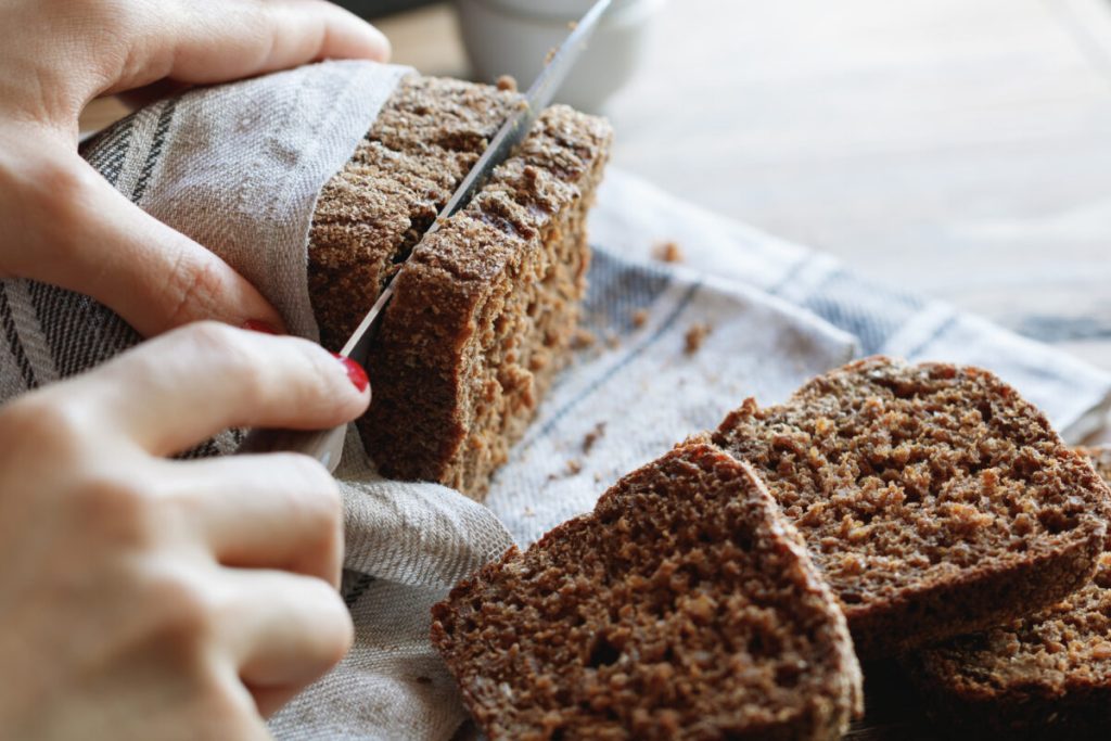 Jak upéct žitný chléb? Recept, který zvládnete i bez zkušeností