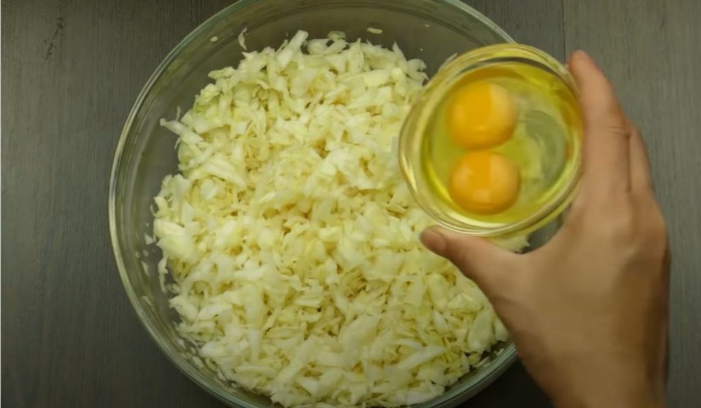 Nakrájejte mladé zelí a přidejte do něj 2 vejce. Škoda, že jsem tento recept neznala dříve.