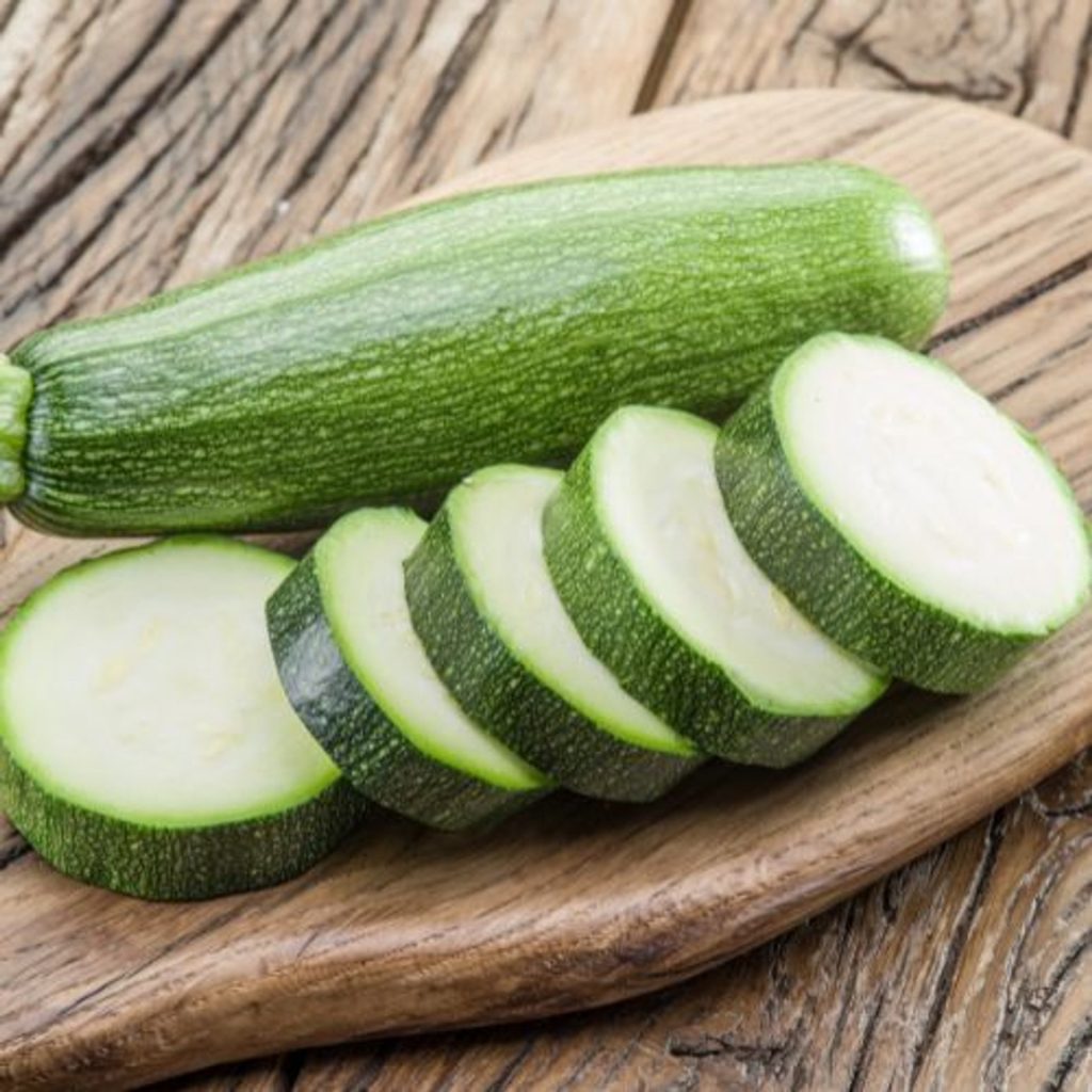 Nakrájím cuketu na plátky a osmažím je s touto náplní. Celá rodina se na tento recept těší.