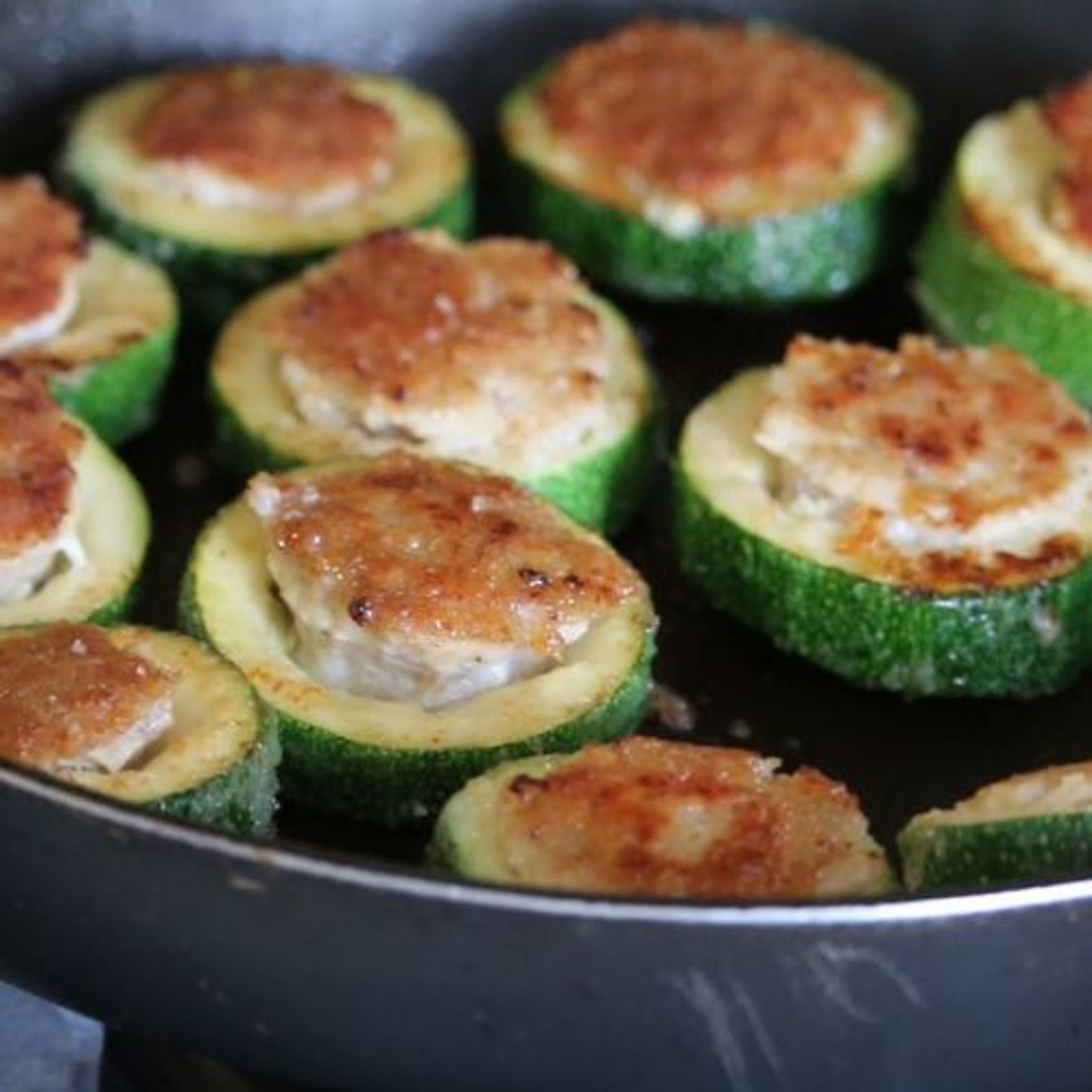 Nakrájím cuketu na plátky a osmažím je s touto náplní. Celá rodina se na tento recept těší.