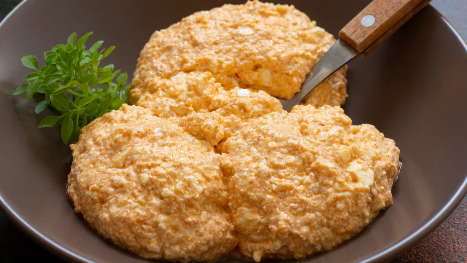 Žádný kečup ani hořčice. Připravuji balkánskou pikantní pastu k grilovaným pokrmům.