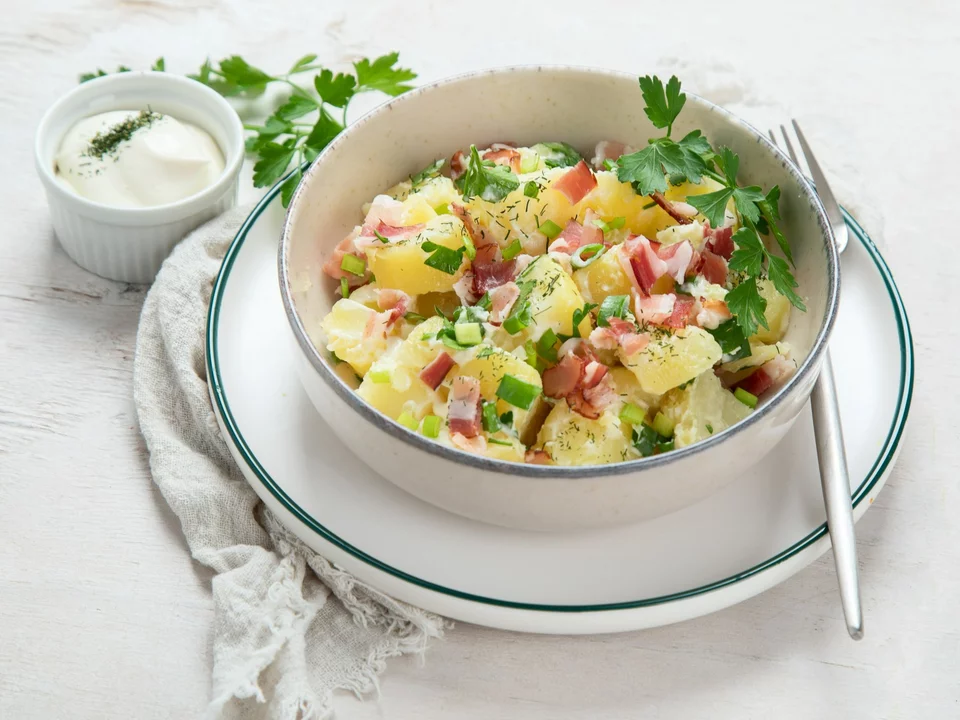 Tento recept na brambory se slaninou se stal hitem. Večeře bude hotová, než se nadějete.