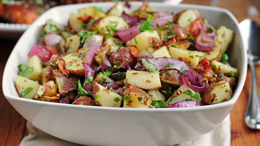 Tento recept na brambory se slaninou se stal hitem. Večeře bude hotová, než se nadějete.