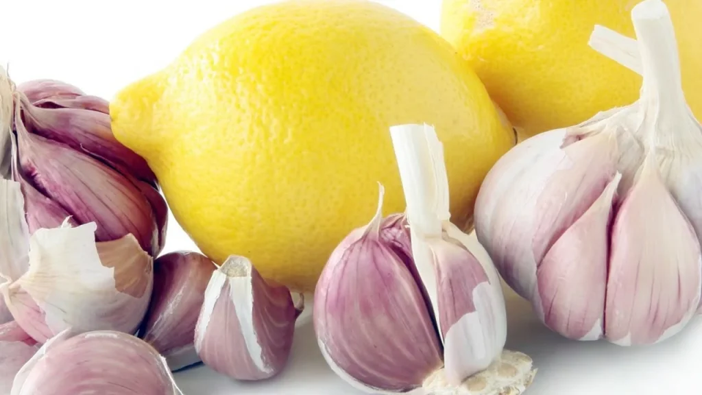 Rozložte česnek do sklenic spolu s citronem a bobkovým listem. To je můj recept na zdraví.