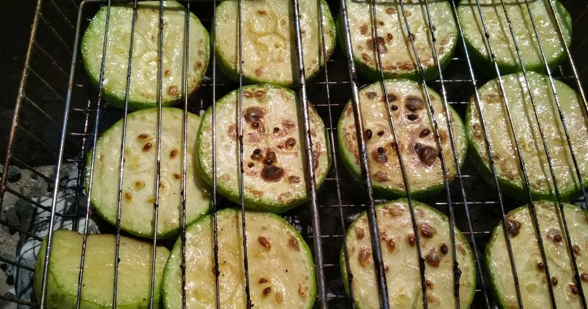 Nakrájejte cuketu na plátky a zabalte do alobalu. Tento recept vymyslel nějaký génius.