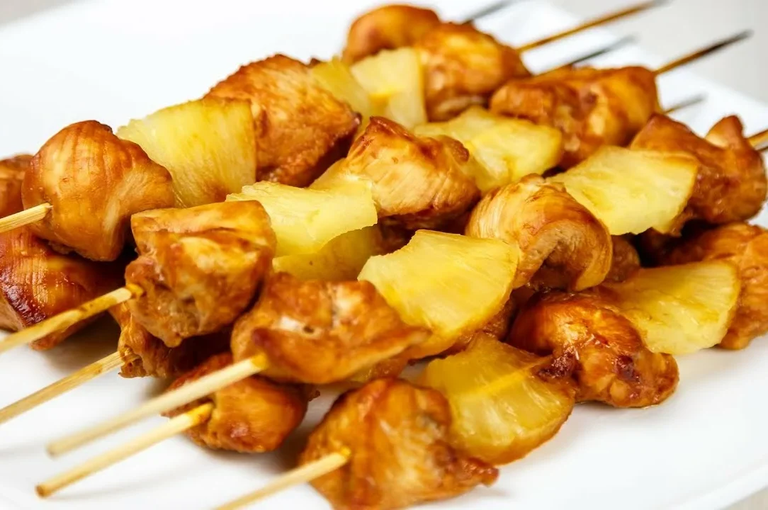 Vyrobte si takové špízy na grilování. Přidejte ovoce a vaši hosté si budou přidávat.
