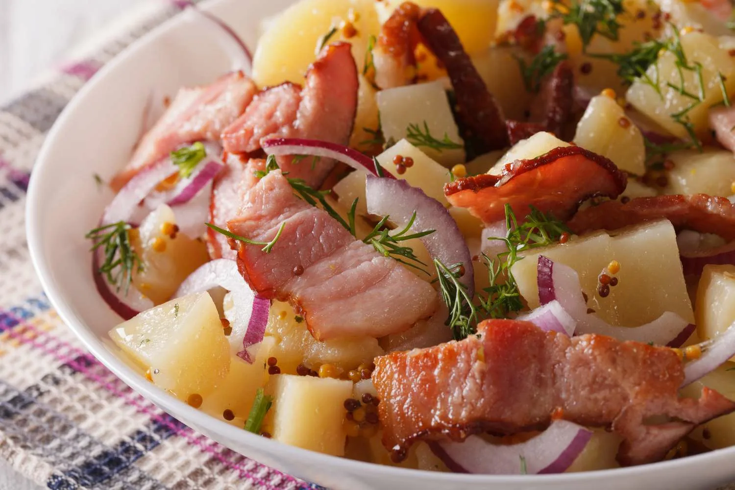 Tento recept na brambory se slaninou se stal hitem. Večeře bude hotová, než se nadějete.