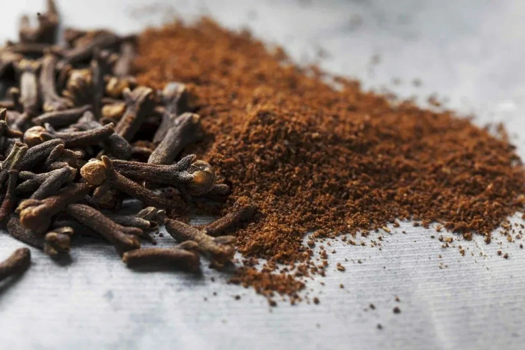 Každé ráno žvýkám dva stroužky hřebíčku kvůli eugenolu, který obsahují, a také kvůli jejich trávicím a antioxidačním vlastnostem.