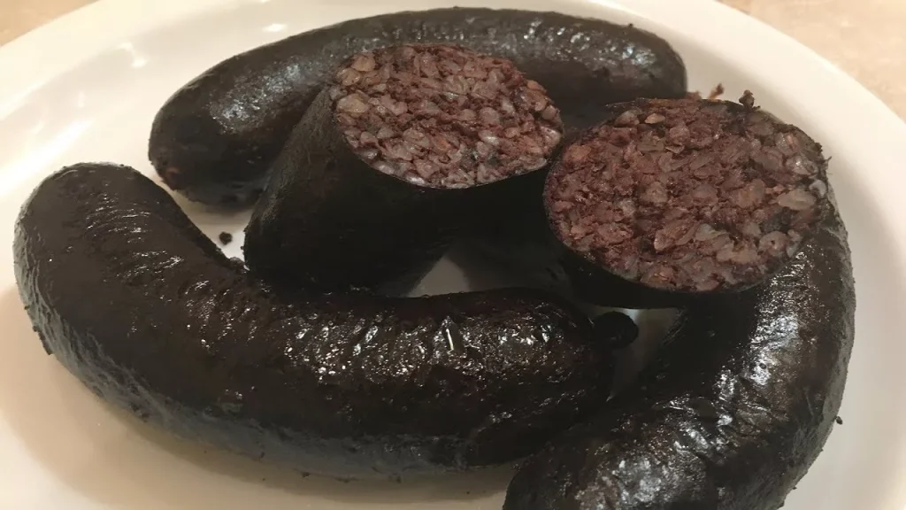 Můj manžel byl v šoku, když jsem mu naservírovala téměř černá vejce. Ale chuť ho nadchla.