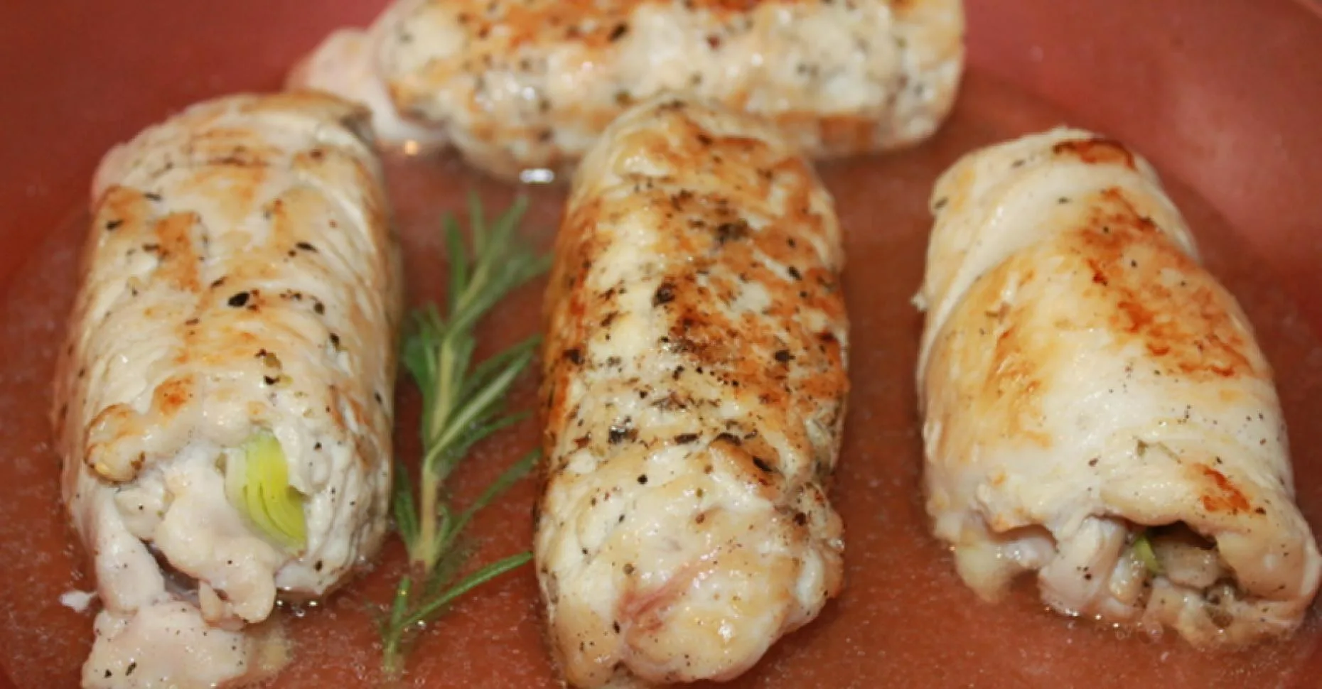 Nejlepší RECEPT na plněné kuřecí prsa: tyto sýrové rolky vám budou chutnat!