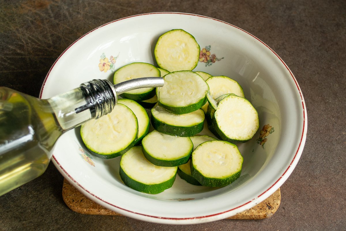 Nakrájejte cuketu na plátky a zabalte do alobalu. Tento recept vymyslel nějaký génius.