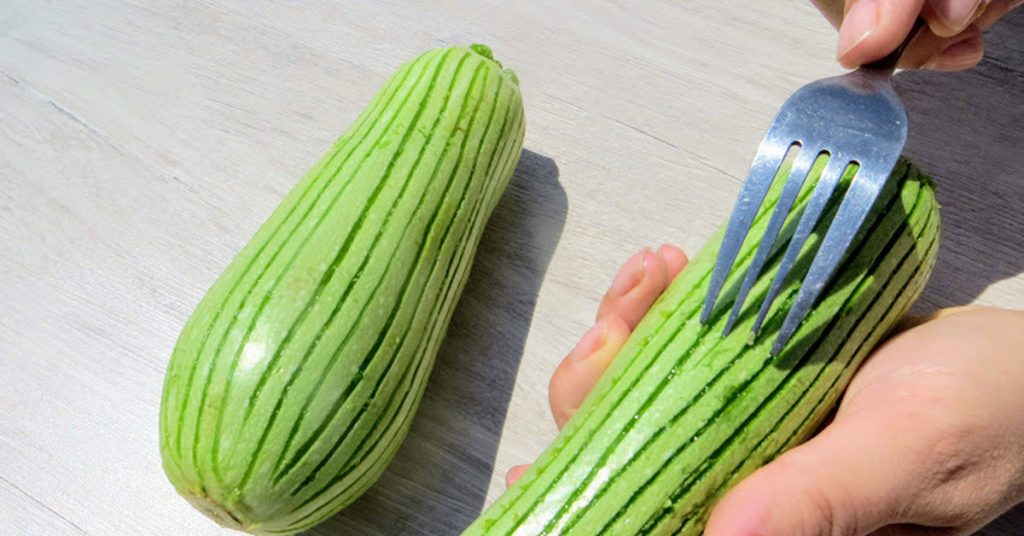 Vezměte cuketu a zapíchněte do ní vidličku. Medaile za tento patent nestačí