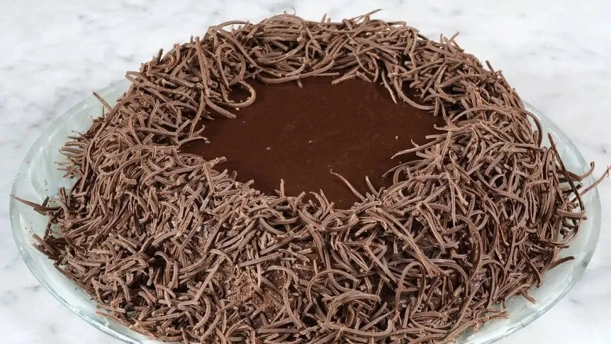 Jak připravit čokoládový dort s ořechy, čokoládou, smetanou a dulce de leche?